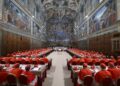 Los cardenales se reúnen antes del inicio del cónclave para elegir un nuevo papa en la Capilla Sixtina de la Ciudad del Vaticano el 7 de mayo de 2025. Foto: EFE/EPA/VATICANO.