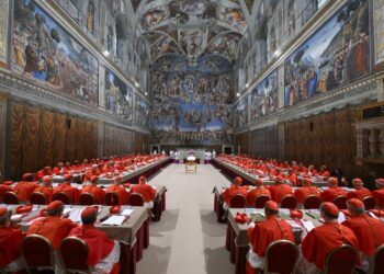 Los cardenales se reúnen antes del inicio del cónclave para elegir un nuevo papa en la Capilla Sixtina de la Ciudad del Vaticano el 7 de mayo de 2025. Foto: EFE/EPA/VATICANO.