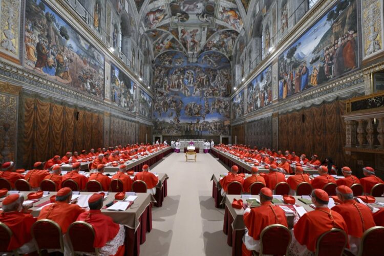 Los cardenales se reúnen antes del inicio del cónclave para elegir un nuevo papa en la Capilla Sixtina de la Ciudad del Vaticano el 7 de mayo de 2025. Foto: EFE/EPA/VATICANO.