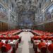 Los cardenales se reúnen antes del inicio del cónclave para elegir un nuevo papa en la Capilla Sixtina de la Ciudad del Vaticano el 7 de mayo de 2025. Foto: EFE/EPA/VATICANO.