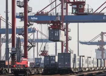 Una grúa transporta un contenedor en el puerto de Hamburgo, Alemania. Carsten Koall/EFE
