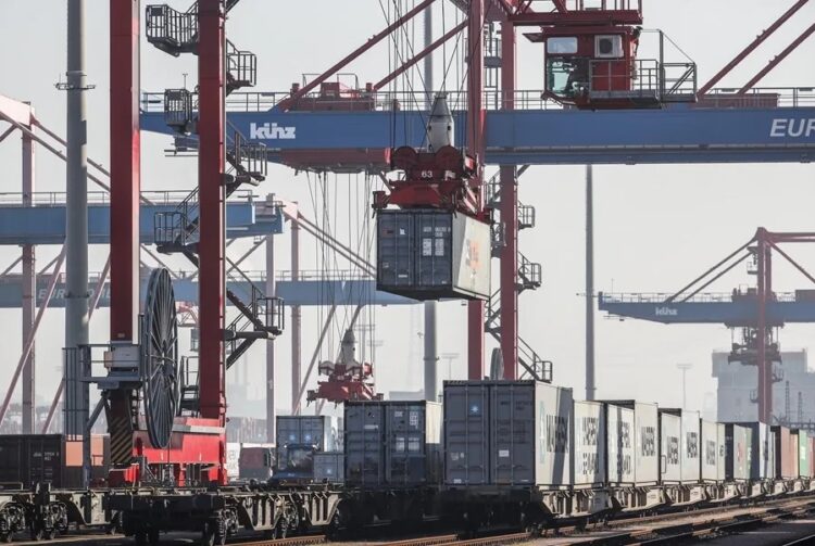 Una grúa transporta un contenedor en el puerto de Hamburgo, Alemania. Carsten Koall/EFE