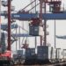 Una grúa transporta un contenedor en el puerto de Hamburgo, Alemania. Carsten Koall/EFE