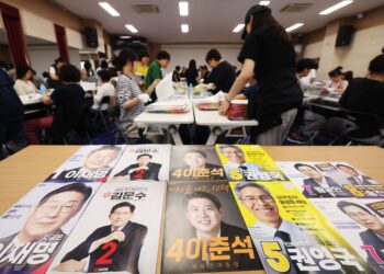 Posters de los candidatos que se presentarán a las elecciones presidenciales del 3 de junio en una oficina del comité de gestión electoral en Suwon, Corea del Sur, el 18 de mayo de 2025. Foto: YONHAP/EFE/EPA.