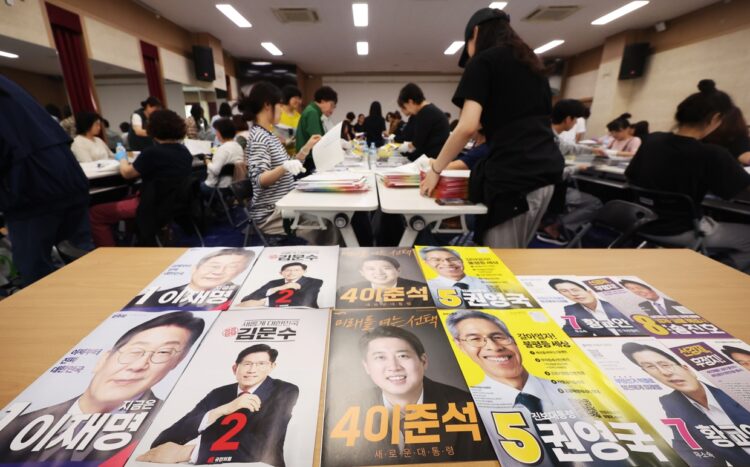 Posters de los candidatos que se presentarán a las elecciones presidenciales del 3 de junio en una oficina del comité de gestión electoral en Suwon, Corea del Sur, el 18 de mayo de 2025. Foto: YONHAP/EFE/EPA.