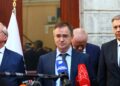 El jefe de la delegación rusa en las conversaciones de paz con Ucrania, Vladimir Medinski (c), el pasado 15 de mayo en Estambul. Foto: Tolga Bozoglu/EFE/EPA.