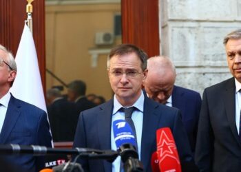 El jefe de la delegación rusa en las conversaciones de paz con Ucrania, Vladimir Medinski (c), el pasado 15 de mayo en Estambul. Foto: Tolga Bozoglu/EFE/EPA.