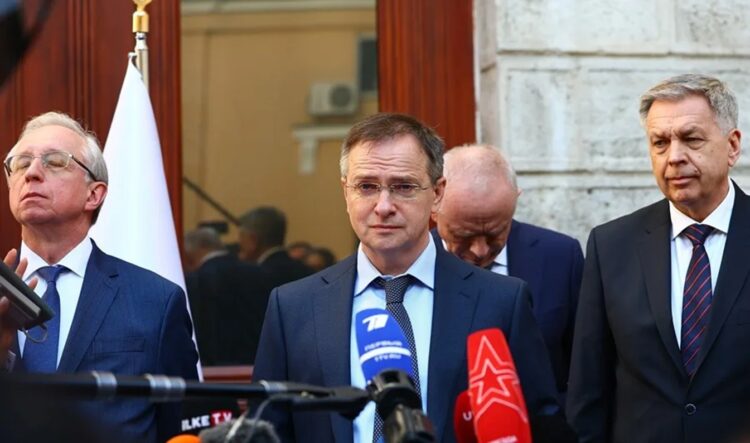 El jefe de la delegación rusa en las conversaciones de paz con Ucrania, Vladimir Medinski (c), el pasado 15 de mayo en Estambul. Foto: Tolga Bozoglu/EFE/EPA.