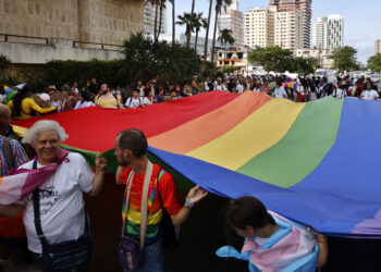 Desfile de la comunidad LGTBIQ+ de Cuba contra la homofobia y la transfobia, en La Habana, el 10 de mayo de 2025. Foto: Ernesto Mastrascusa / EFE.