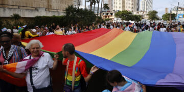 Desfile de la comunidad LGTBIQ+ de Cuba contra la homofobia y la transfobia, en La Habana, el 10 de mayo de 2025. Foto: Ernesto Mastrascusa / EFE.