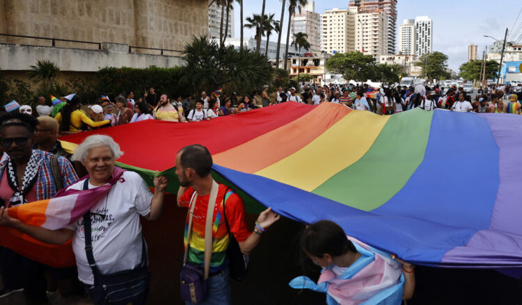 Desfile de la comunidad LGTBIQ+ de Cuba contra la homofobia y la transfobia, en La Habana, el 10 de mayo de 2025. Foto: Ernesto Mastrascusa / EFE.