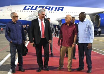 El presidente cubano Miguel Díaz-Canel (2-i) a su llegada a La Habana tras su reciente visita a Rusia. Foto: @PresidenciaCuba / X.