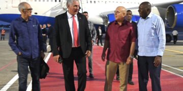 El presidente cubano Miguel Díaz-Canel (2-i) a su llegada a La Habana tras su reciente visita a Rusia. Foto: @PresidenciaCuba / X.