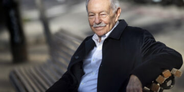 Mendoza durante la promoción de su novela "Tres enigmas para la Organización", en Barcelona. Foto:  Marta Pérez/EFE.