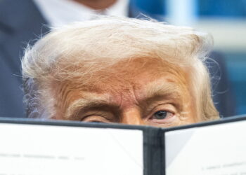El presidente Donald Trump firma una serie de decretos relacionados con la sanidad en el despacho oval en la Casa Blanca en Washington (EE.UU.). Foto: EFE/EPA/JIM LO SCALZO / POOL.