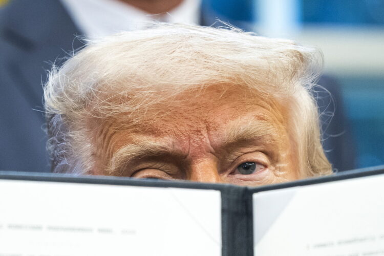 El presidente Donald Trump firma una serie de decretos relacionados con la sanidad en el despacho oval en la Casa Blanca en Washington (EE.UU.). Foto: EFE/EPA/JIM LO SCALZO / POOL.