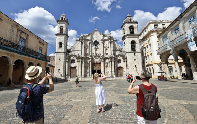 Turistas toman fotos de la catedral de La Habana este sábado en La Habana (Cuba). Foto: EFE/Ernesto Mastrascusa.
