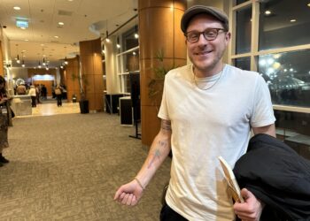 El escritor Uri Bleier muestra el tatuaje de una palma en la mano. Dice que se lo hizo por Cuba. Foto: Lez.