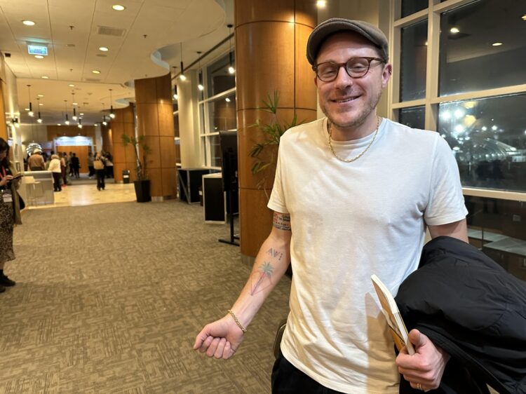 El escritor Uri Bleier muestra el tatuaje de una palma en la mano. Dice que se lo hizo por Cuba. Foto: Lez.