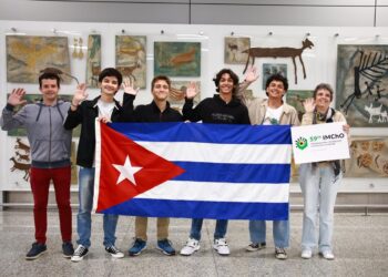 Los cuatro estudiantes que representaban a la isla terminaron con medallas. Foto: Cortesía del equipo.