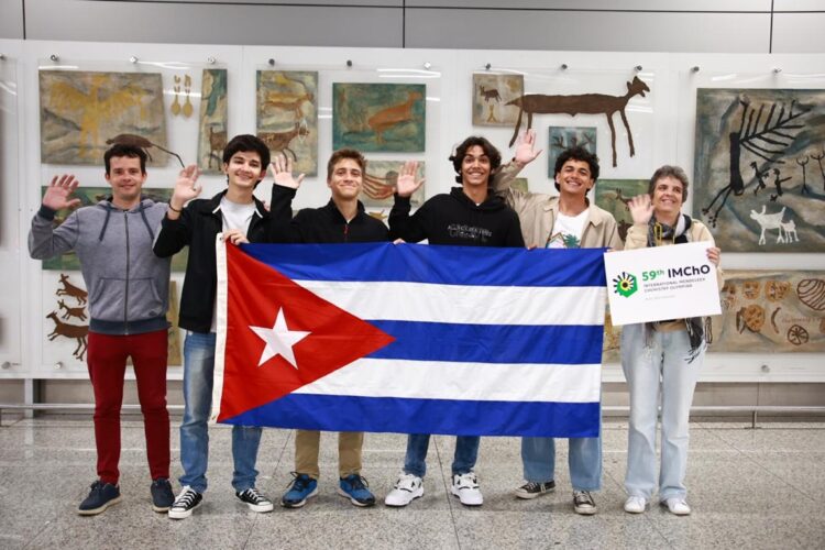 Los cuatro estudiantes que representaban a la isla terminaron con medallas. Foto: Cortesía del equipo.