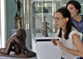 Personas asisten a la exposición "De París a La Habana. Cien años de Art Déco", en el Museo Nacional de Artes Decorativas en La Habana. Foto: Ernesto Mastrascusa / EFE.