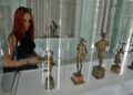 Una joven asiste a la exposición "De París a La Habana. Cien años de Art Déco", en el Museo Nacional de Artes Decorativas en La Habana. Foto: Ernesto Mastrascusa / EFE.