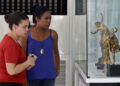 Personas asisten a la exposición "De París a La Habana. Cien años de Art Déco", en el Museo Nacional de Artes Decorativas en La Habana. Foto: Ernesto Mastrascusa / EFE.