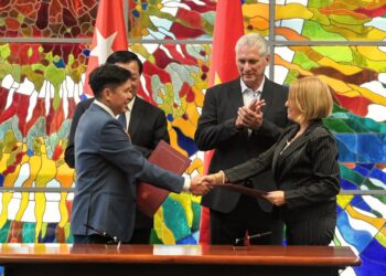 Firma de un acuerdo entre entidades de Cuba y Vietnam para la creación de una empresa mixta en el sector biofarmacéutico. Foto: @PresidenciaCuba / X.