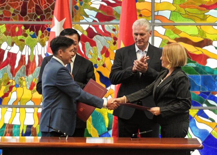 Firma de un acuerdo entre entidades de Cuba y Vietnam para la creación de una empresa mixta en el sector biofarmacéutico. Foto: @PresidenciaCuba / X.