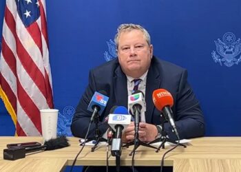 Encargado de Negocios de la Embajada de EEUU en Cuba, Mike Hammer. Foto: Captura de pantalla de conferencia de prensa en Miami (23 de mayo de 2025).