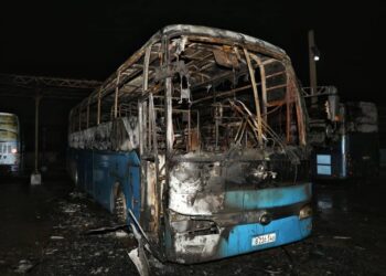 Ómnibus dañado por un incendio en una base en Camagüey. Foto: Leandro Pérez / Adelante.