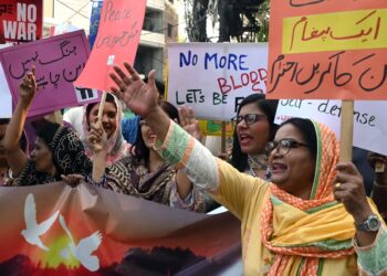 Personas marchan por la paz entre India y Pakistán, en Lahore, Pakistán. Foto: RAHAT DAR/EFE/EPA.
