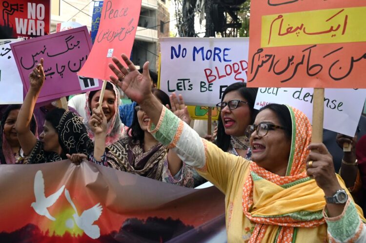 Personas marchan por la paz entre India y Pakistán, en Lahore, Pakistán. Foto: RAHAT DAR/EFE/EPA.