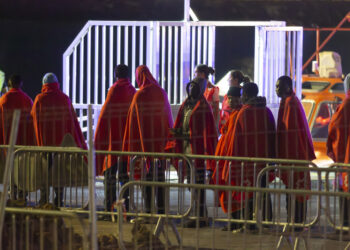 Inmigrantes subsaharianos que intentaban llegar a Lanzarote en una patera. Foto: EFE/ Adriel Perdomo.