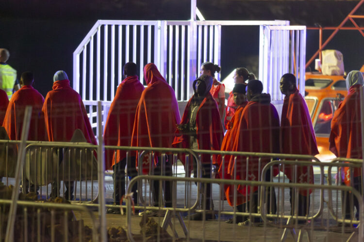 Inmigrantes subsaharianos que intentaban llegar a Lanzarote en una patera. Foto: EFE/ Adriel Perdomo.