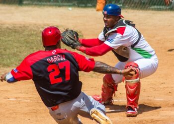 Jugada del sexto partido entre Las Tunas y Santiago de Cuba, en las semifinales de la III Liga Élite del Béisbol Cubano. Foto: István Ojeda / Periódico 26.