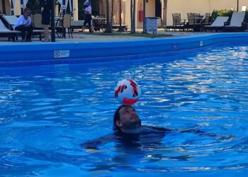 Jhoen Lefont, conocido como el "Delfín del Fútbol", implanta un nuevo récord mundial de dominio del balón dentro del agua, el sábado 24 de mayo de 2025. Foto: Tomada del perfil de Facebook de Raúl Rodríguez.