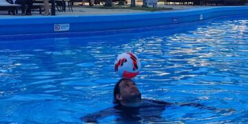 Jhoen Lefont, conocido como el "Delfín del Fútbol", implanta un nuevo récord mundial de dominio del balón dentro del agua, el sábado 24 de mayo de 2025. Foto: Tomada del perfil de Facebook de Raúl Rodríguez.