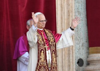 El nuevo papa León XIV, el cardenal estadounidense Roberto Francisco Prevost, bendice a los fieles desde el balcón de la Basílica de San Pedro en el Vaticano, tras su elección, el 8 de mayo de 2025. Foto: ALESSANDRO DI MEO / EFE.