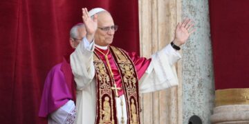 El nuevo papa León XIV, el cardenal estadounidense Roberto Francisco Prevost, bendice a los fieles desde el balcón de la Basílica de San Pedro en el Vaticano, tras su elección, el 8 de mayo de 2025. Foto: ALESSANDRO DI MEO / EFE.