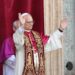 El nuevo papa León XIV, el cardenal estadounidense Roberto Francisco Prevost, bendice a los fieles desde el balcón de la Basílica de San Pedro en el Vaticano, tras su elección, el 8 de mayo de 2025. Foto: ALESSANDRO DI MEO / EFE.
