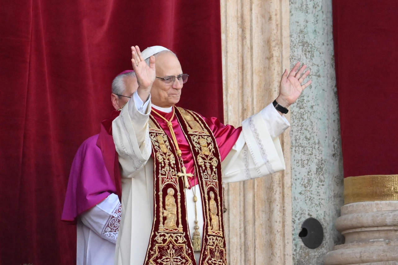 El nuevo papa León XIV, el cardenal estadounidense Roberto Francisco Prevost, bendice a los fieles desde el balcón de la Basílica de San Pedro en el Vaticano, tras su elección, el 8 de mayo de 2025. Foto: ALESSANDRO DI MEO / EFE.