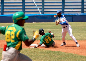 En la tercera edición de la Liga Élite vimos un partido clásico entre Pinar del Río e Industriales con menos de mil aficionados en las gradas del estadio Latinoamericano. Foto; Ricardo López Hevia.