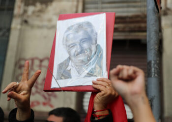 Una persona sostiene un retrato durante el cortejo fúnebre del expresidente de Uruguay José "Pepe" Mujica, en Montevideo. Foto: Raúl Martínez / EFE.