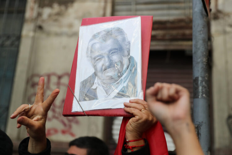 Una persona sostiene un retrato durante el cortejo fúnebre del expresidente de Uruguay José "Pepe" Mujica, en Montevideo. Foto: Raúl Martínez / EFE.