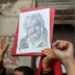 Una persona sostiene un retrato durante el cortejo fúnebre del expresidente de Uruguay José "Pepe" Mujica, en Montevideo. Foto: Raúl Martínez / EFE.