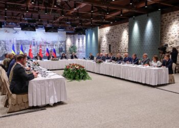 El ministro de Asuntos Exteriores de Turquía, Hakan Fidan (centro), en la reunión de las delegaciones ucraniana (izq.) y rusa (der.) en la Oficina Presidencial en Estambul, Turquía, el 16 de mayo de 2025. Foto: Oficina del ministro de exteriores de Turquía/EFE/EPA.