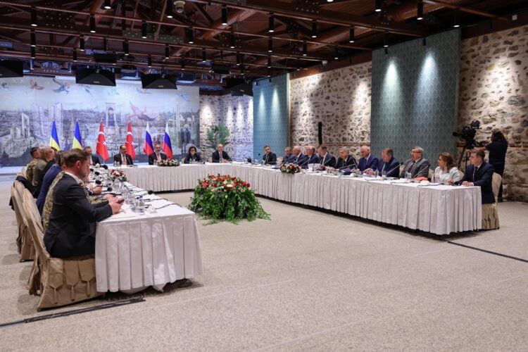 El ministro de Asuntos Exteriores de Turquía, Hakan Fidan (centro), en la reunión de las delegaciones ucraniana (izq.) y rusa (der.) en la Oficina Presidencial en Estambul, Turquía, el 16 de mayo de 2025. Foto: Oficina del ministro de exteriores de Turquía/EFE/EPA.