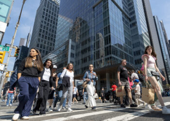 Personas caminan por la avenida 42 de Manhattan, Nueva York. Foto:  Ángel Colmenares/EFE.